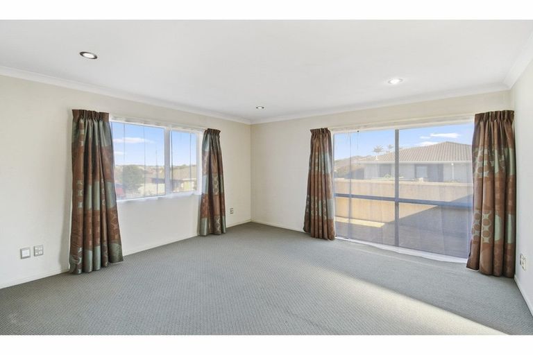 Photo of property in 32 Piper Place, Goodwood Heights, Auckland, 2105