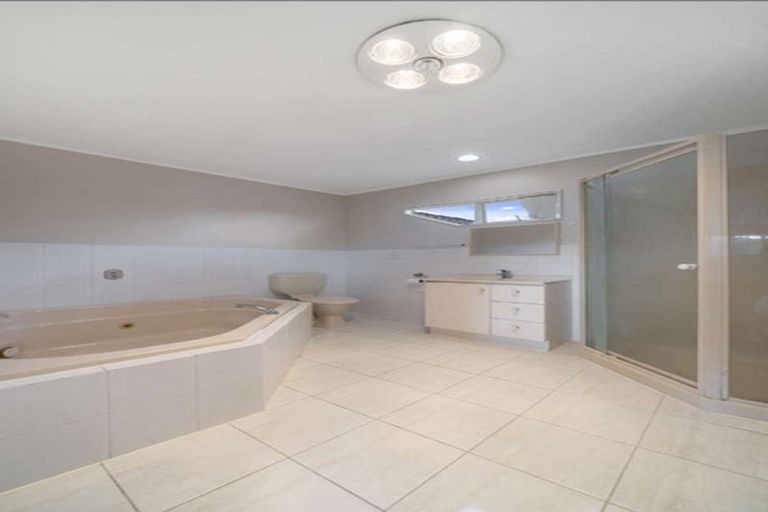 Photo of property in 12 De Havilland Drive, Goodwood Heights, Auckland, 2105