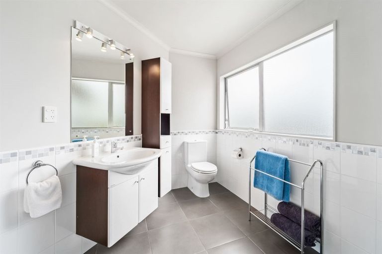 Photo of property in 74 Rivervale Grove, Stanmore Bay, Whangaparaoa, 0932