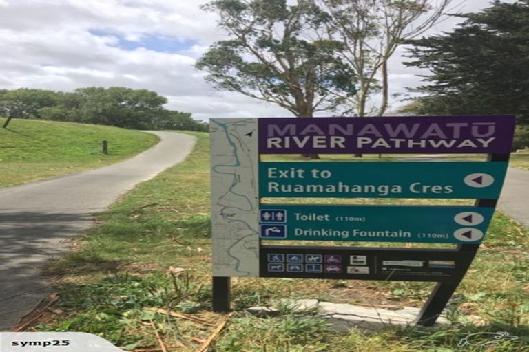 Photo of property in 12 Ruamahanga Crescent, Terrace End, Palmerston North, 4410