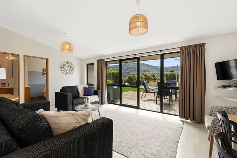 Photo of property in 1992 Queen Charlotte Drive, Momorangi Bay, Picton, 7281