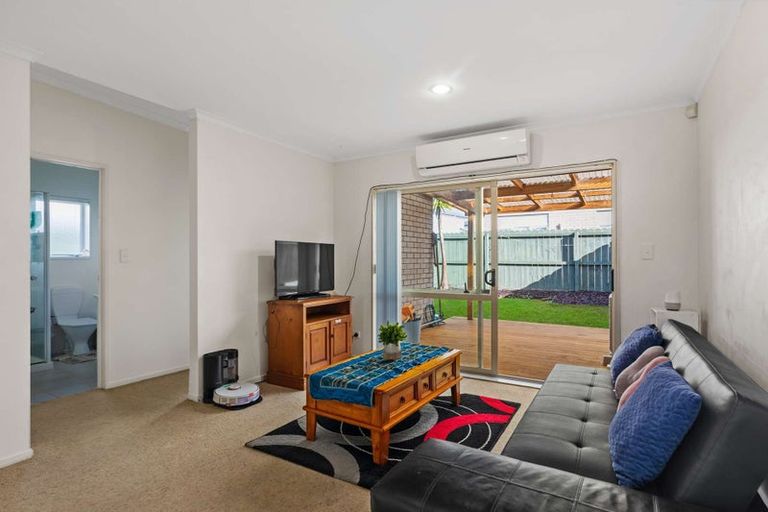 Photo of property in 65 Brashier Circle, Sunnyvale, Auckland, 0612