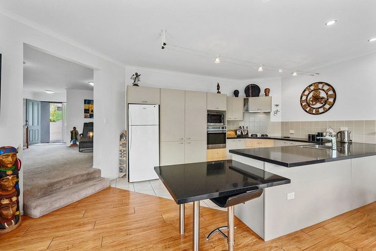 Photo of property in 5 Springwater Vale, Unsworth Heights, Auckland, 0632