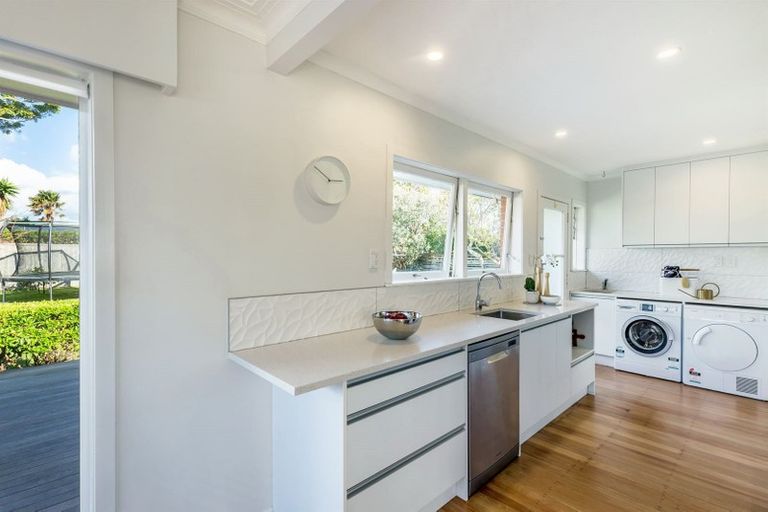 Photo of property in 33 Pupuke Road, Birkenhead, Auckland, 0627