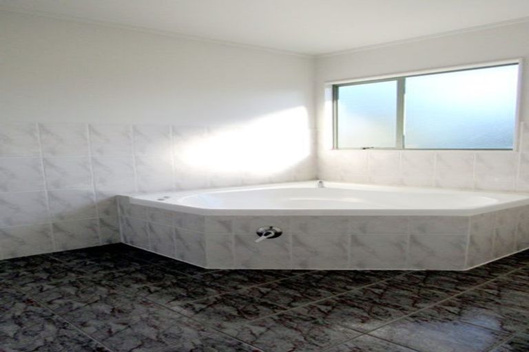 Photo of property in 111 West Harbour Drive, West Harbour, Auckland, 0618