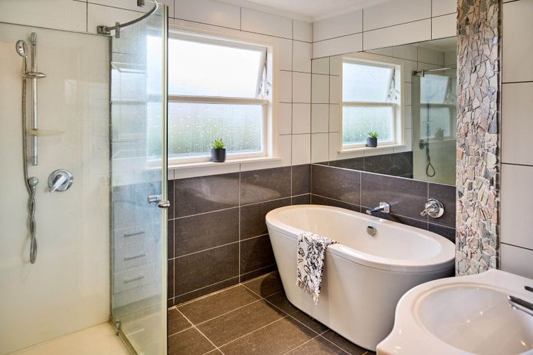 Photo of property in 32 Wai-iti Crescent, Woburn, Lower Hutt, 5010