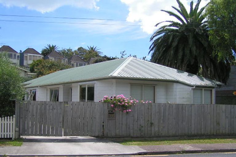 Photo of property in 34 Alfred Street, Northcote Point, Auckland, 0627