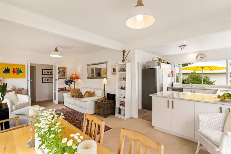 Photo of property in 1/94 Island Bay Road, Beach Haven, Auckland, 0626