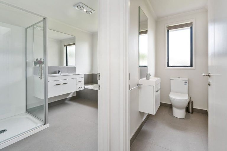 Photo of property in 12 Resolution Place, One Tree Point, 0118