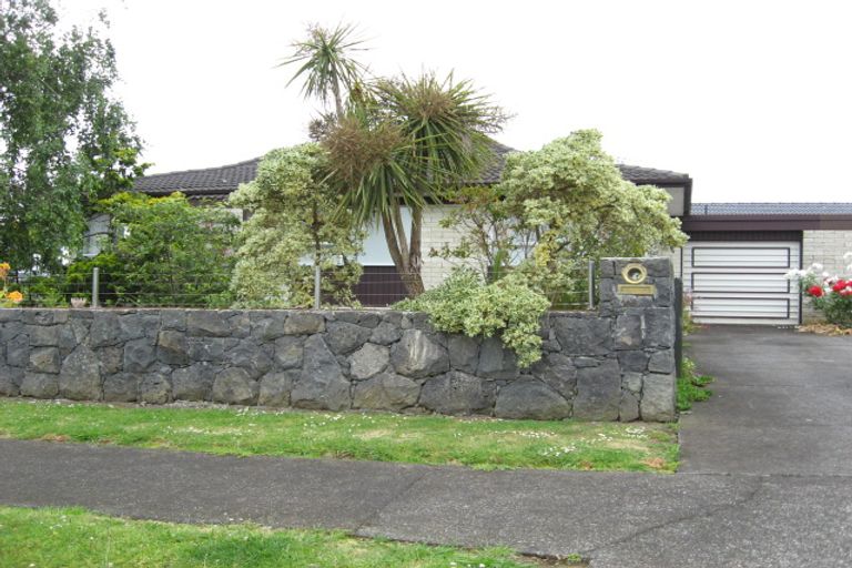 Photo of property in 2/2a Chipping Dale, Mangere Bridge, Auckland, 2022
