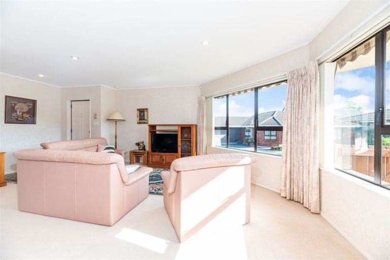 Photo of property in 2 Bosnyak Drive, Te Atatu South, Auckland, 0610