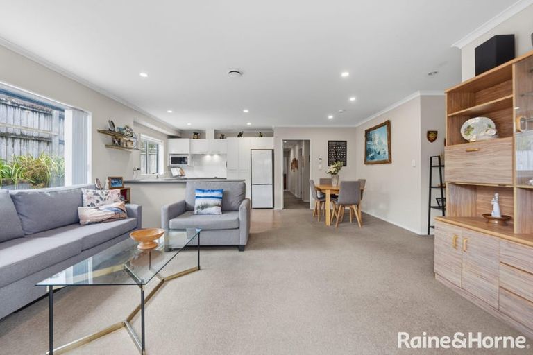 Photo of property in 18 Nirmal Place, Sunnyvale, Auckland, 0612