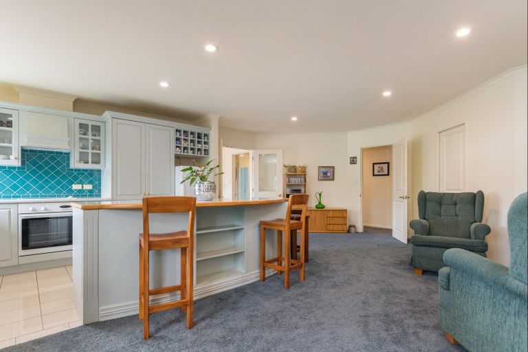 Photo of property in 6 La Lena Grove, Fitzherbert, Palmerston North, 4410