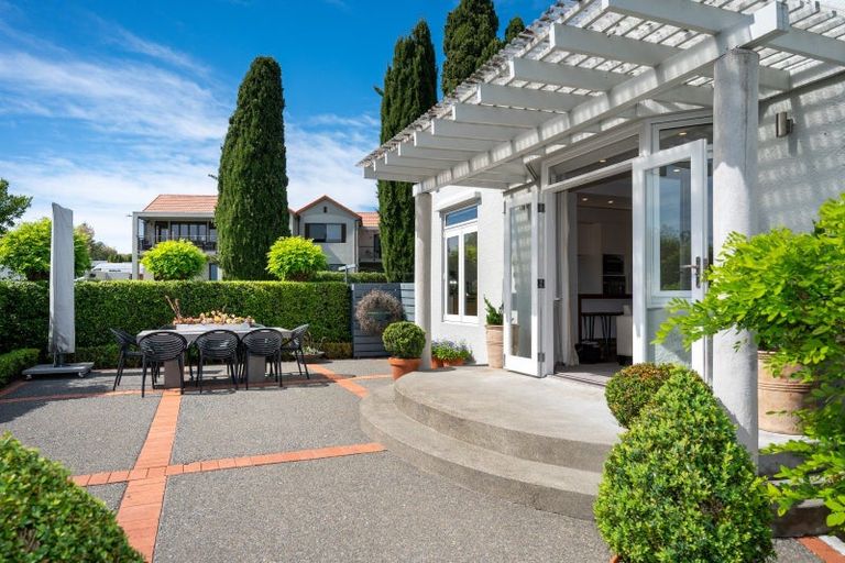 Photo of property in 2 Busby Hill, Havelock North, 4130