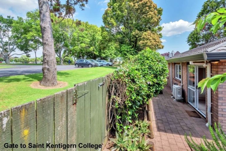 Photo of property in 1/26 Steeple Rise, Pakuranga, Auckland, 2010