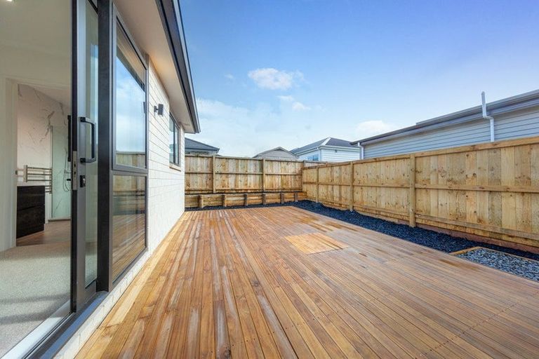 Photo of property in 17 Cara Avenue, Kumeu, 0810