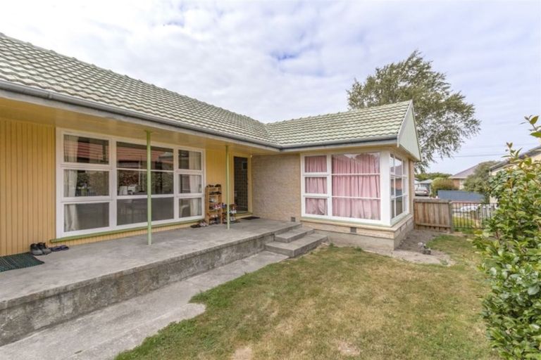 Photo of property in 1 Brookby Crescent, Avonhead, Christchurch, 8042