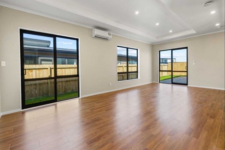 Photo of property in 3 Poutawa Lane, Clarks Beach, 2122