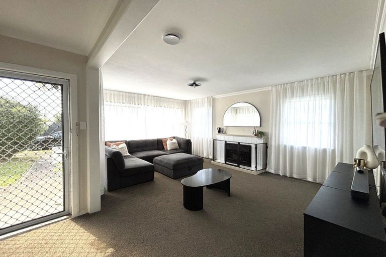 Photo of property in 2 Selwyn Street, Levin, 5510