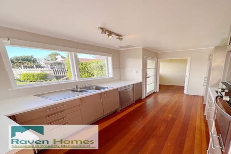 Photo of property in 92 Cascades Road, Pakuranga Heights, Auckland, 2010