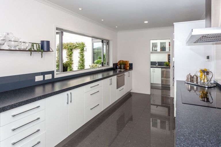 Photo of property in 10 Waitotara Way, Whitianga, 3510