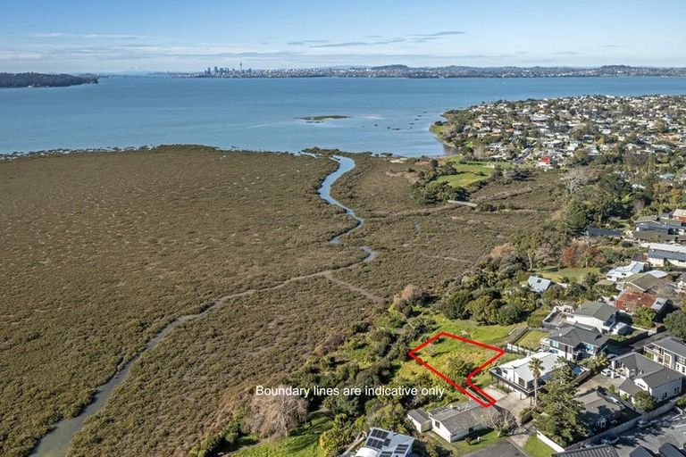 Photo of property in 33a Dawnhaven Drive, Te Atatu Peninsula, Auckland, 0610