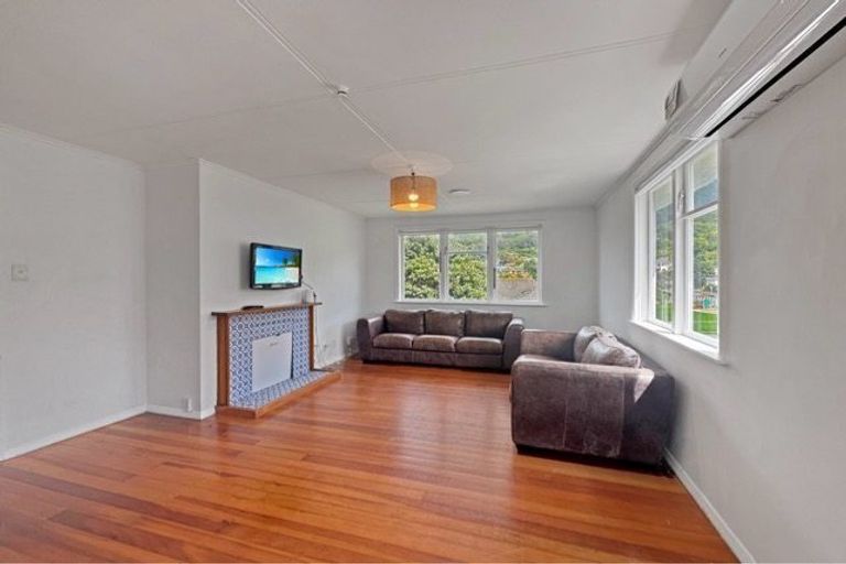 Photo of property in 17 Davidson Crescent, Tawa, Wellington, 5028