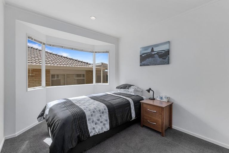 Photo of property in 2/8 Bronzewing Terrace, Unsworth Heights, Auckland, 0632