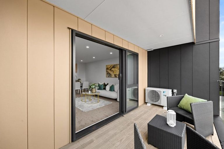 Photo of property in 5/6 Robertson Road, Ranui, Auckland, 0612