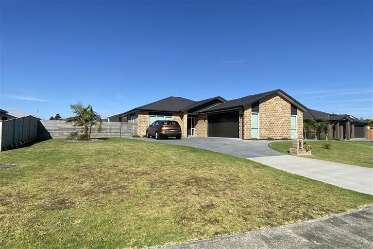 Photo of property in 18 Kauri Drive, Waiuku, 2123