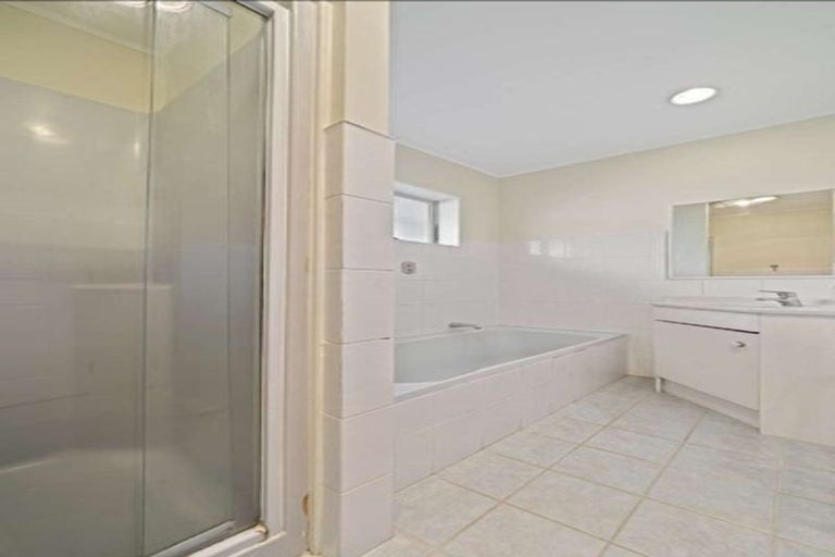 Photo of property in 12 De Havilland Drive, Goodwood Heights, Auckland, 2105