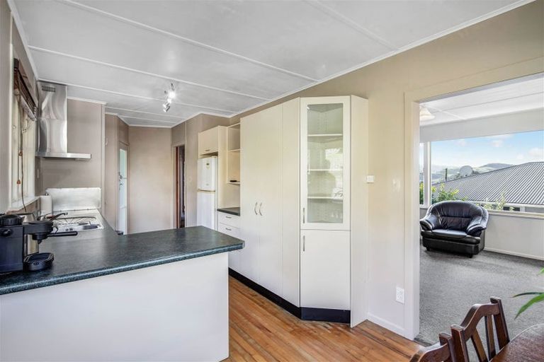 Photo of property in 45 Catherine Crescent, Paparangi, Wellington, 6037
