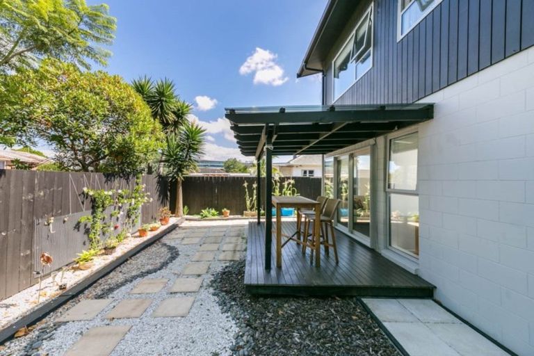 Photo of property in 2/50 Taharoto Road, Takapuna, Auckland, 0622