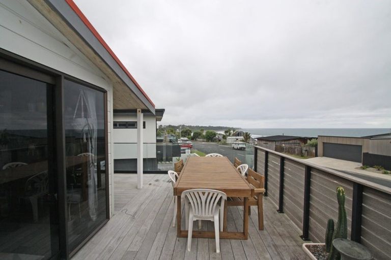 Photo of property in 50 Messenger Terrace, Oakura, 4314