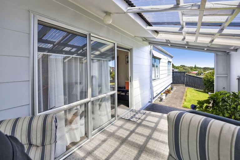 Photo of property in 33 Herekawe Drive, Spotswood, New Plymouth, 4310