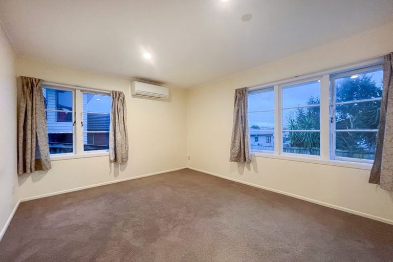 Photo of property in 17 Alma Street, Te Atatu South, Auckland, 0610