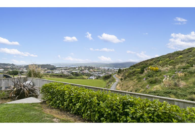 Photo of property in 15 Canary Way, Whitby, Porirua, 5024