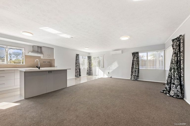 Photo of property in 7 Styca Place, Sunnyvale, Auckland, 0612