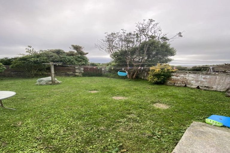 Photo of property in 18a Chetwode Grove, Newlands, Wellington, 6037