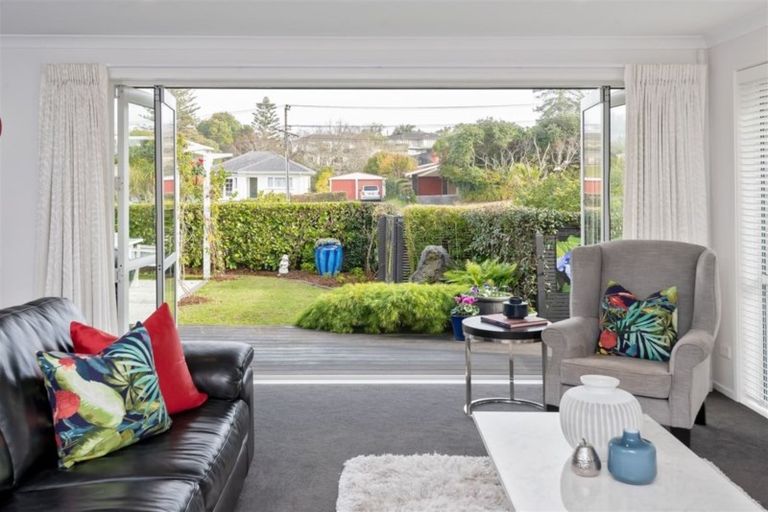 Photo of property in 98 Beach Road, Mellons Bay, Auckland, 2014