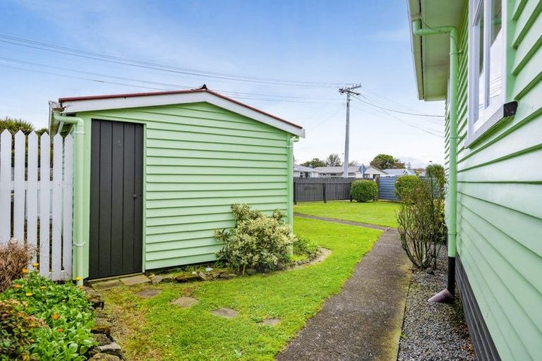 Photo of property in 10 Bone Crescent, Hawera, 4610