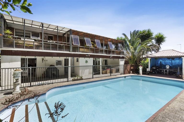 Photo of property in 36 Cascades Road, Pakuranga Heights, Auckland, 2010