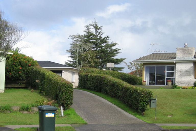 Photo of property in 16 Quibray Place, Botany Downs, Auckland, 2010
