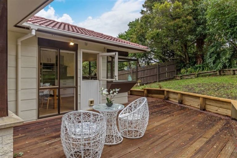 Photo of property in 33 John Downs Drive, Browns Bay, Auckland, 0630