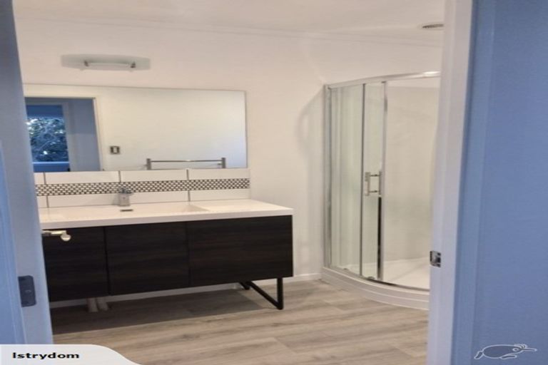 Photo of property in 2/1 Tallington Crescent, Torbay, Auckland, 0630