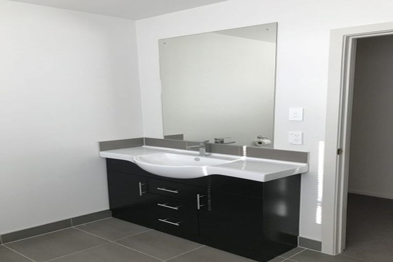 Photo of property in 757 East Coast Road, Northcross, Auckland, 0630