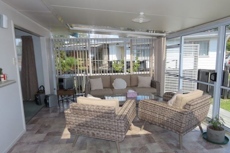 Photo of property in 8 Pipitea Place, Massey, Auckland, 0614