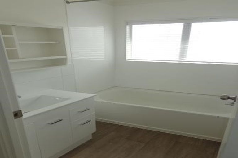 Photo of property in 71 Beaubank Road, Kelston, Auckland, 0602