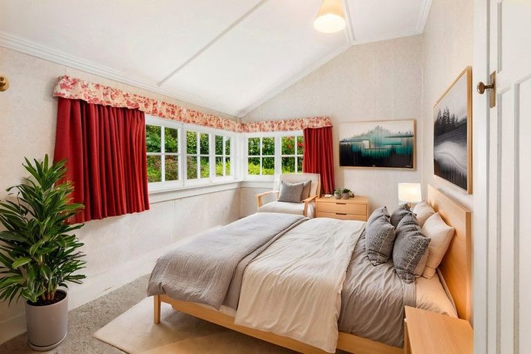 Photo of property in 1 Seaforth Terrace, Karori, Wellington, 6012