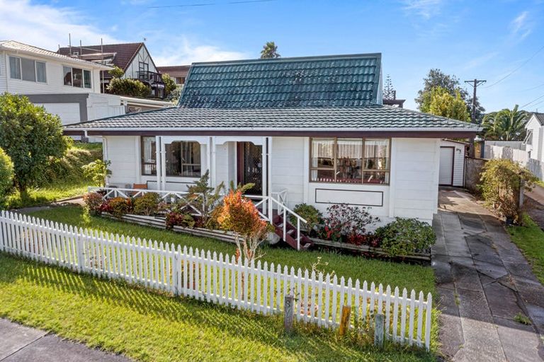 Photo of property in 2/4 Ross Avenue, Glenfield, Auckland, 0629